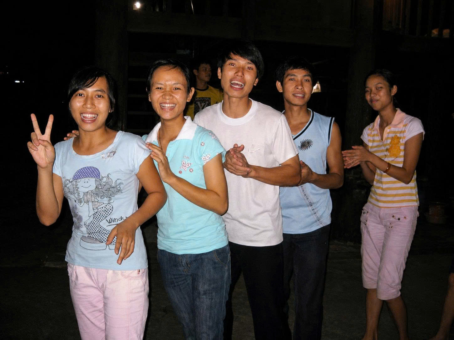 Phan Duyên (ngoài cùng bên trái) thời sinh viên đại học năm 3