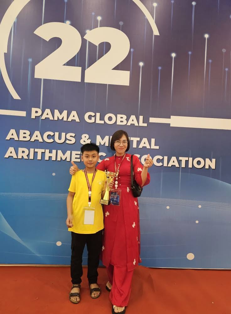 Phan Duyên cùng con trai nhận cúp PAMA Global 22 - toán trí tuệ