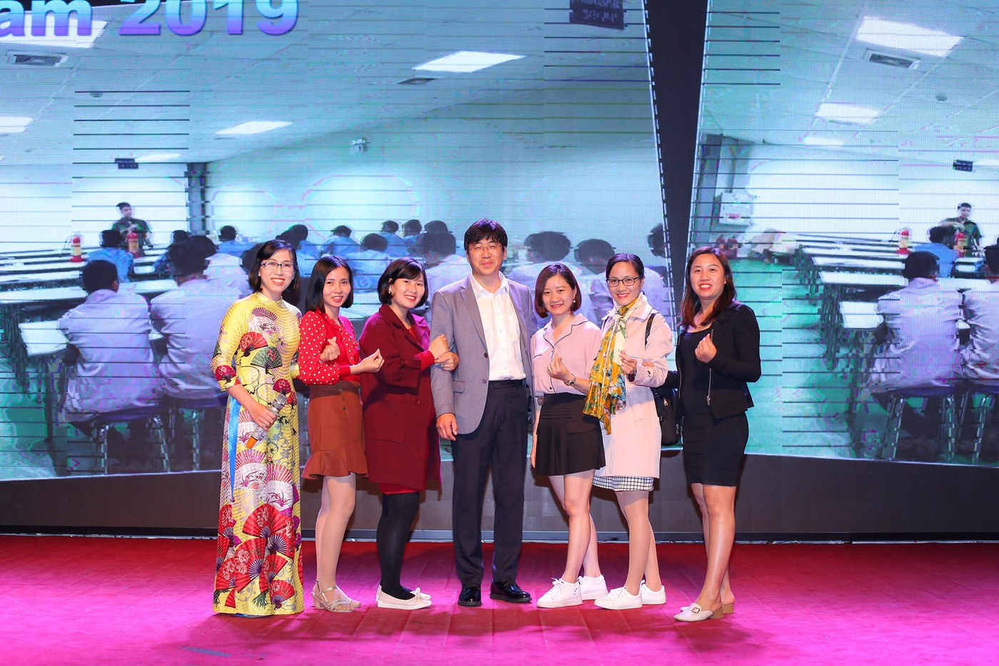 Phan Duyên cùng bác giám đốc và các chị em văn phòng công ty cũ SME Việt Nam trong sự kiện năm 2019