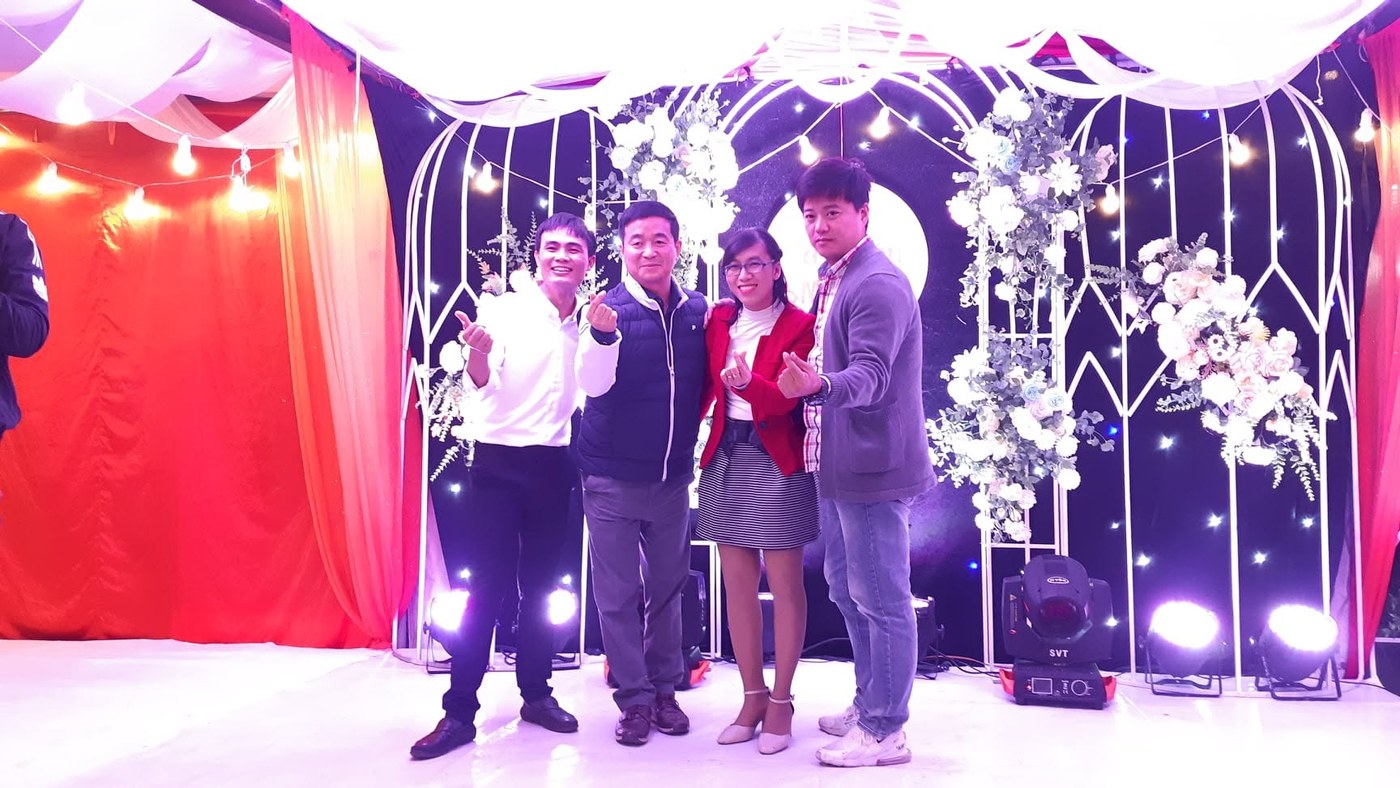 Phan Duyên cùng các sếp người Hàn và đồng nghiệp ở công ty cũ SME Việt Nam
