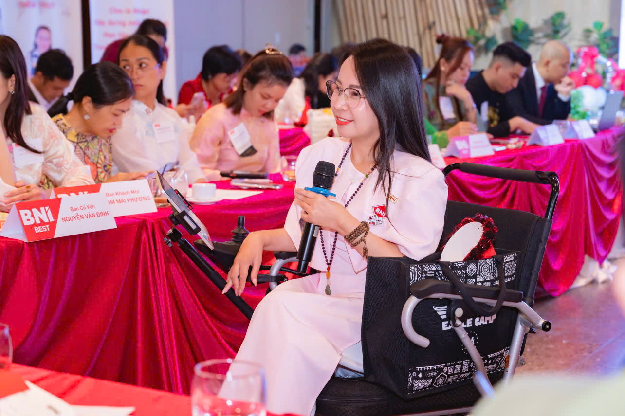 Diễm Thúy cầm micro dẫn dắt sự kiện BNI