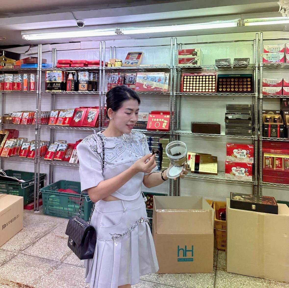 Chị Nguyễn Thị Lan Phương kiểm tra hàng