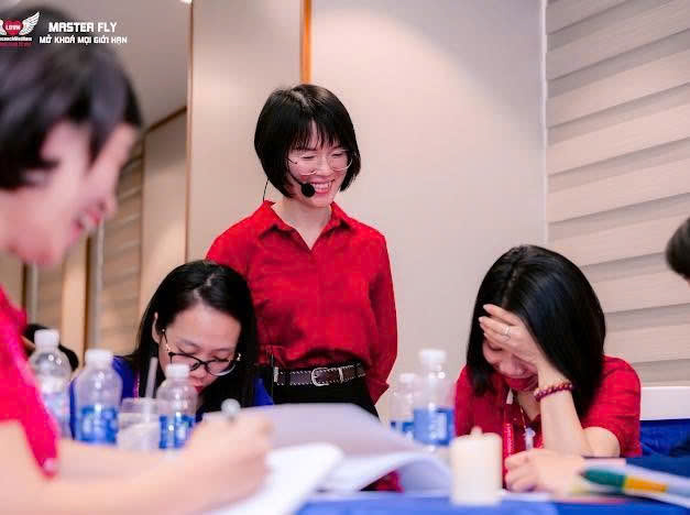 Chị Mai Diệu Huyền đứng lớp tại một chương trình của Học viện LifeCoach Vietnam