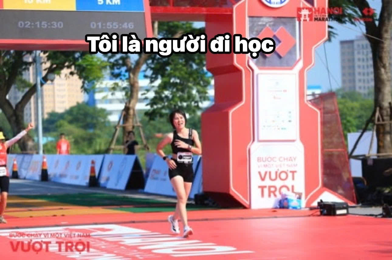 Chị Mai Diệu Huyền về đích một giải chạy marathon, ảnh đề chữ Tôi là người đi học