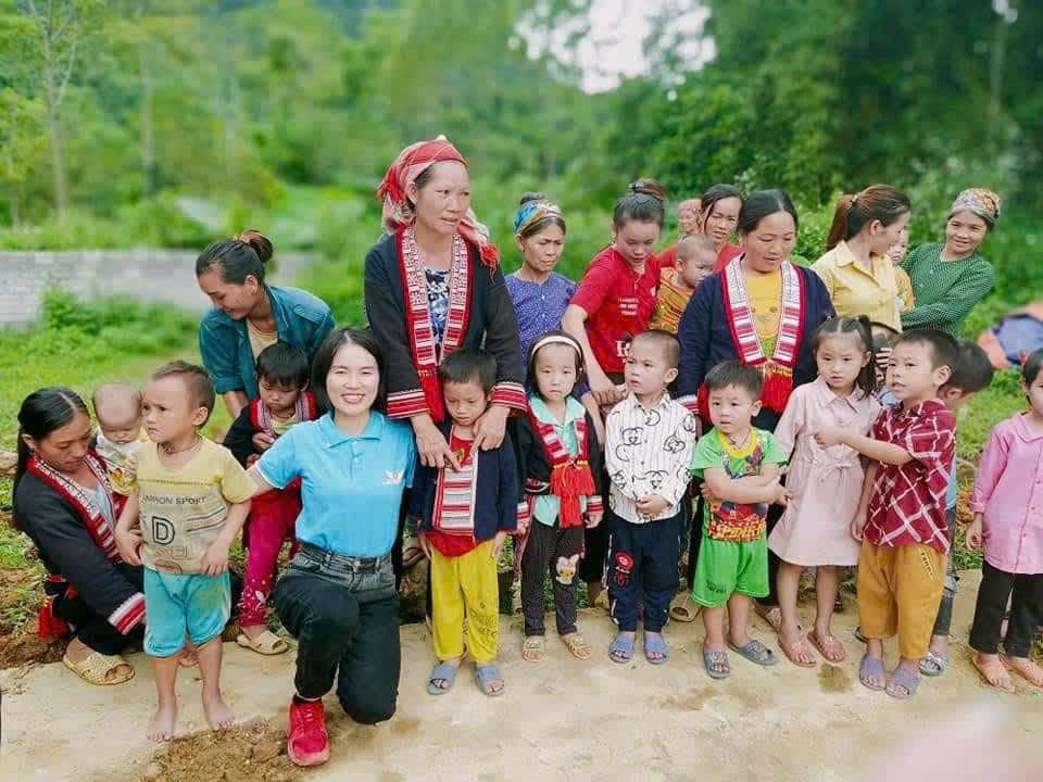 Chị Mai Diệu Huyền trong một chuyến đi vùng cao cùng các mẹ và em bé