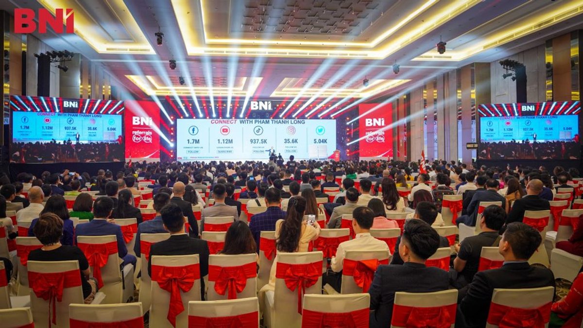 Thầy Phạm Thành Long trên sân khấu sự kiện Hội Ngộ Đỉnh Cao 2023 tại Phú Quốc