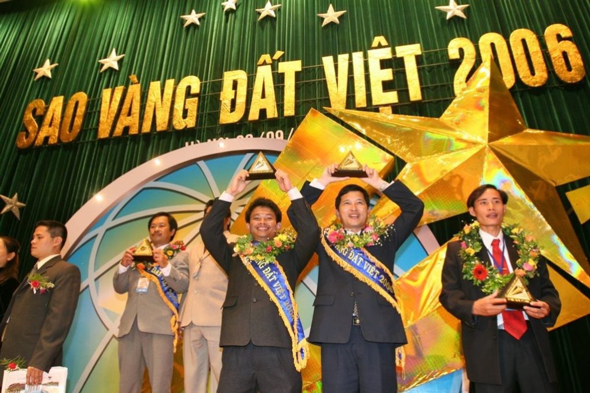 Luật sư Phạm Thành Long nhận giải Sao Vàng Đất Việt