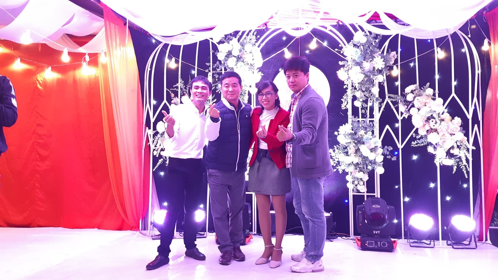 Phan Duyên chụp ảnh tất niên công ty trong những năm làm quản lý chất lượng