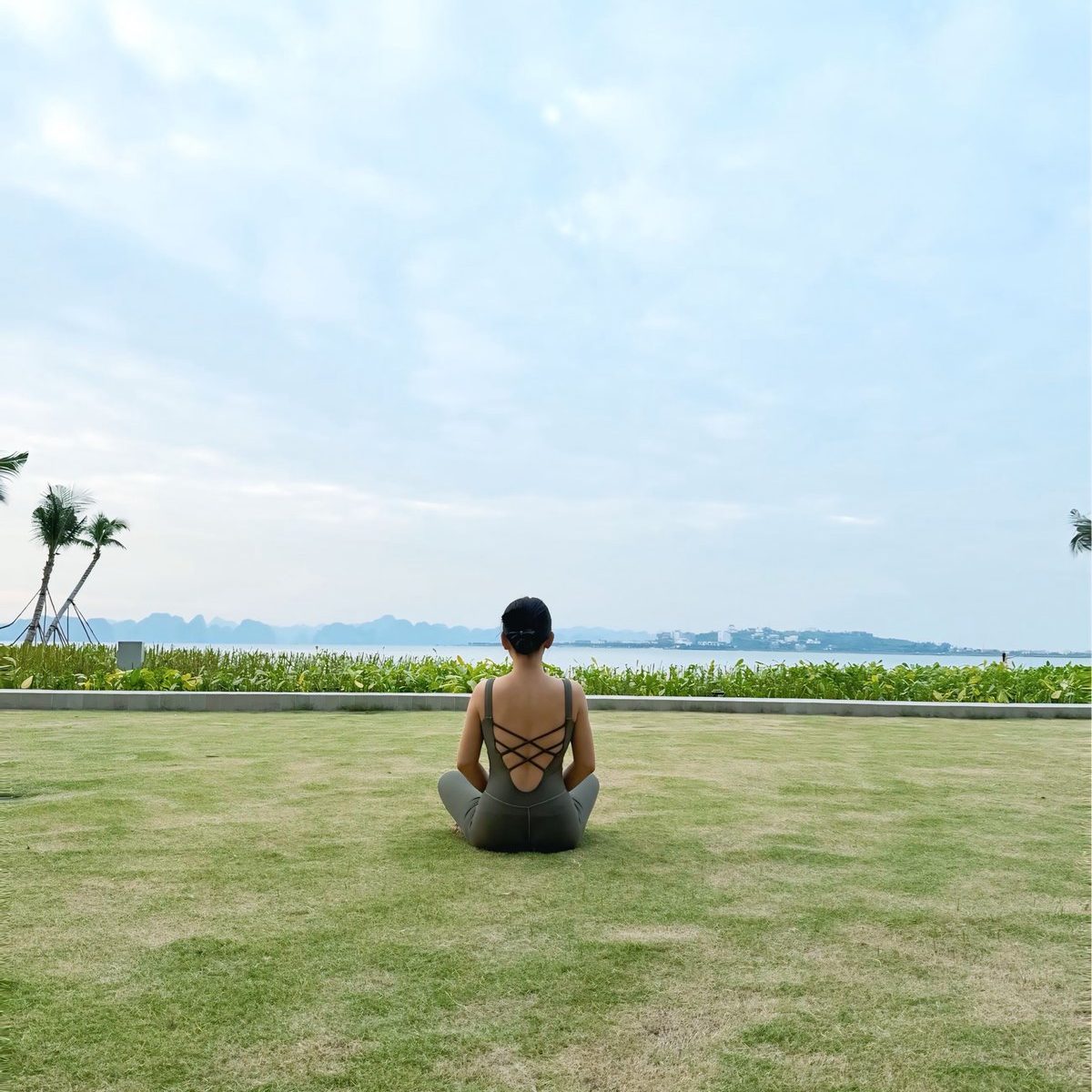 Chị Nguyễn Thị Lan Phương ngồi thiền trước vịnh biển — sống chậm giữa thế gian vội vã