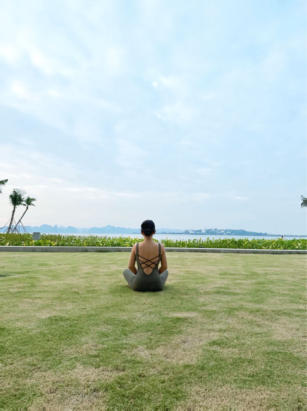 Chị Nguyễn Thị Lan Phương ngồi thiền trước vịnh biển — sống chậm giữa thế gian vội vã
