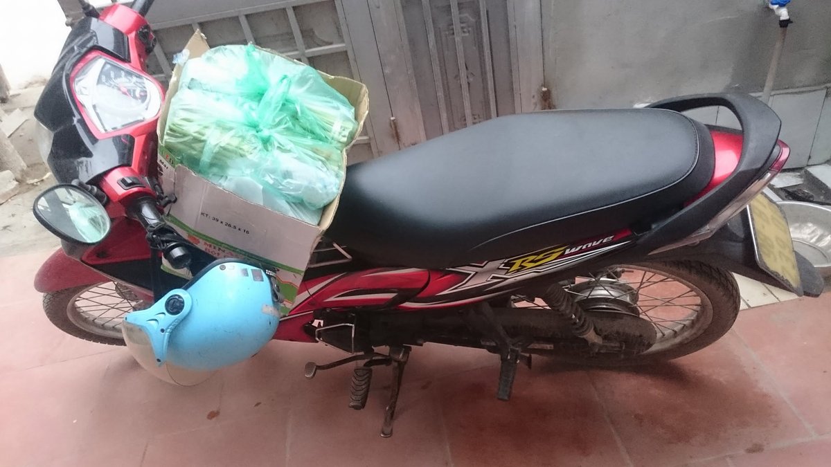 Chiếc xe số chở thùng măng tây — những ngày đầu Phan Duyên bán hàng online